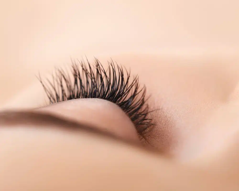 Extension cil à cil Découvrez l'extension cil à cil par Hajare de Instant Beauté by H aux Mées, dans les Alpes-de-Haute-Provence (04)