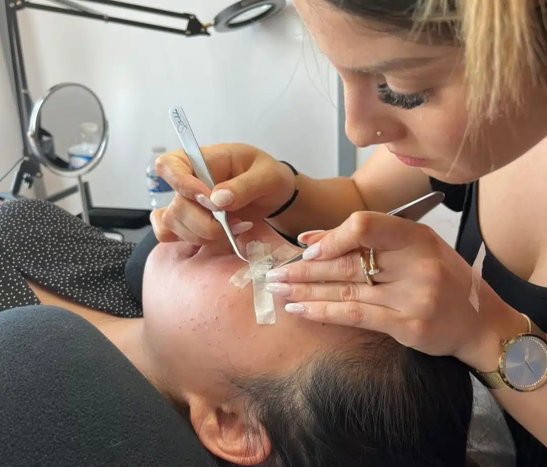 Hajare Spécialiste en extension de cils aux Mées - Instant Beauté by H