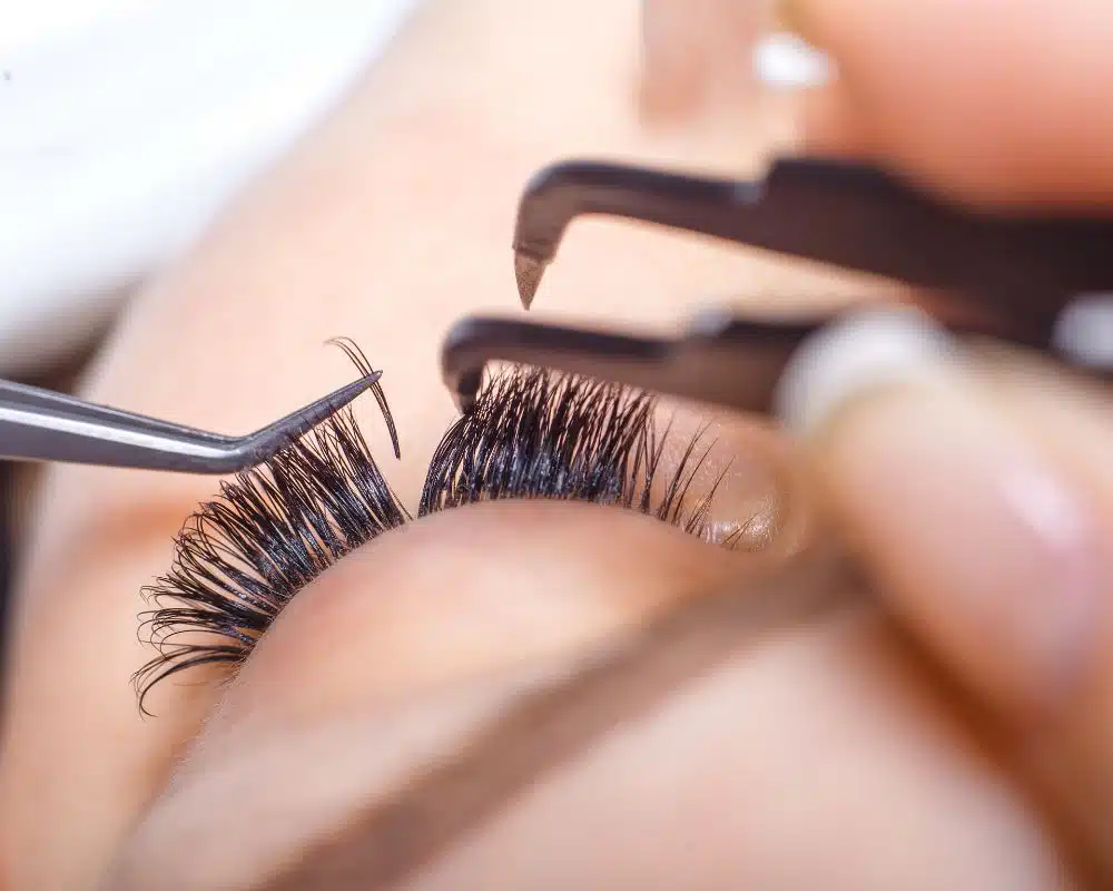 Tarifs Tarifs extension de cils par Hajare et du rehaussement de cils - Instant Beauté by H aux Mées, dans les Alpes-de-Haute-Provence (04)